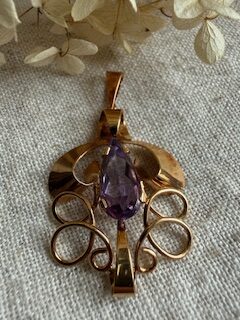 18K Vintage - Hängsmycke med lila sten från 1946