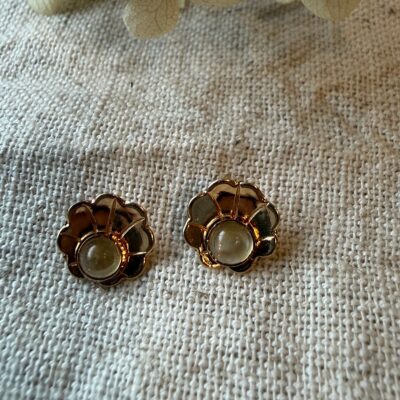 18K Vintage - Örhängen snäcka med ljus sten