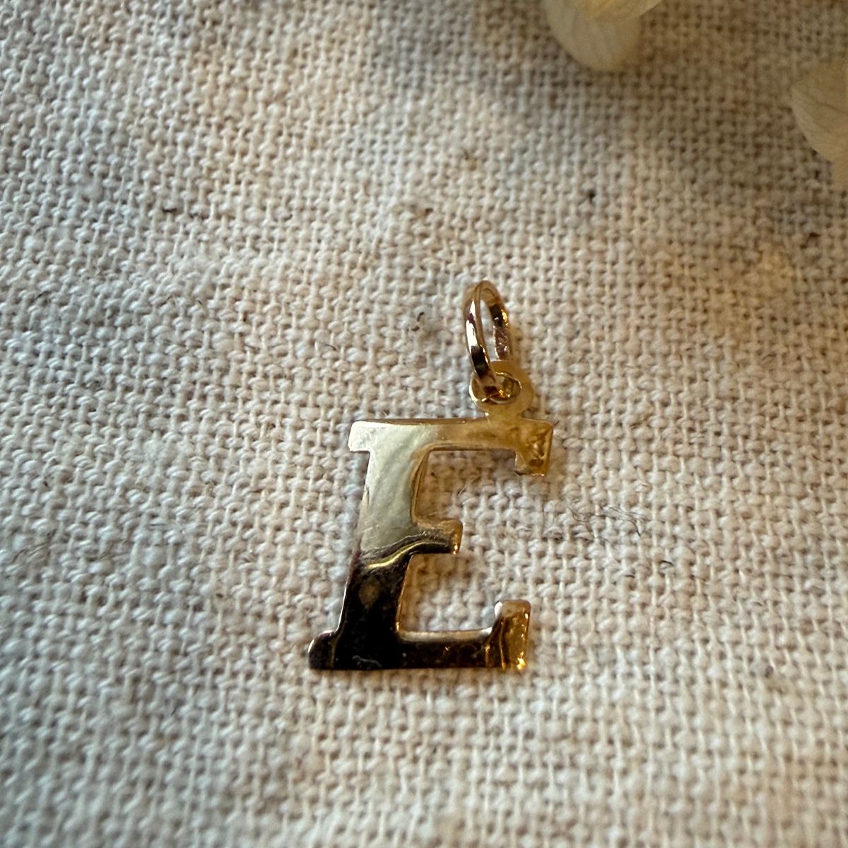 18K Vintage - Hängsmycke Bokstav E